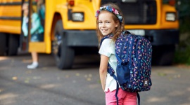 NA WAKACJE I DO SZKOŁY, CZYLI NA CO ZWRÓCIĆ UWAGĘ KUPUJĄC PLECAK? LIFESTYLE, Dziecko - Nadeszły ciepłe dni - sezon wycieczek i wakacyjnych wyjazdów. Po nim, ledwo się obejrzymy, zacznie się nowy rok szkolny. Nie czekajmy na ostatnią chwilę - już teraz zadbajmy o praktyczny, a przede wszystkim zdrowy dla kręgosłupa plecak dla naszego dziecka.