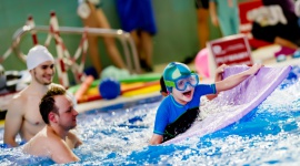 DLACZEGO WARTO NAUCZYĆ DZIECKO PŁYWAĆ? LIFESTYLE, Dziecko - Nie ma chyba dzieci, które nie lubią zabaw w wodzie, dlatego warto do tygodniowego grafiku przemycić chociaż jedną godzinę na basenie.