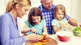 Czym karmić w upały małego niejadka? LIFESTYLE, Dziecko - Upały i temperatura powyżej 30 stopni nie sprzyjają apetytowi, zwłaszcza u dzieci. Jak w letnie dni komponować dietę malucha tak, by mimo mniejszych porcji, nie była ona mniej wartościowa?