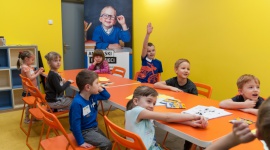 Wakacyjny, bezpłatny kurs angielskiego dla dzieci LIFESTYLE, Dziecko - Jak spędzić lato w Bytomiu, łącząc przyjemne z pożytecznym? Atrakcyjną propozycją dla najmłodszych jest bezpłatny kurs języka angielskiego w Szkole Języków Obcych Profi-Lingua w Agorze Bytom.