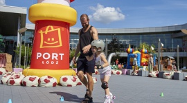 Czas na wrotki! Port Łódź zaprasza na Patio! LIFESTYLE, Dziecko - Wakacje zobowiązują! Latem warto dać sobie czas na pofolgowanie i zabawę, szczególnie w tak piękną słoneczną pogodę! Na Patio Portu Łódź w pobliżu urokliwej fontanny przez całe wakacje funkcjonuje bezpłatna wrotkarnia „pod chmurką”.