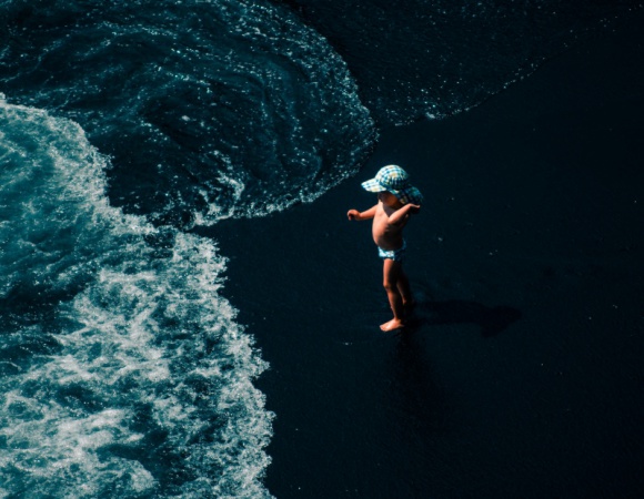 BEZPIECZNY ODPOCZYNEK Z DZIEĆMI NAD WODĄ LIFESTYLE, Dziecko - Co zrobić, żeby czuć się bezpiecznie nad wodą? Na te pytania odpowiada Paweł Błasiak – Prezes Zarządu Stołecznego WOPR, ratownik, instruktor ratownictwa, przyjaciel Fundacji Dorastaj z Nami.