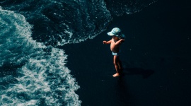 BEZPIECZNY ODPOCZYNEK Z DZIEĆMI NAD WODĄ LIFESTYLE, Dziecko - Co zrobić, żeby czuć się bezpiecznie nad wodą? Na te pytania odpowiada Paweł Błasiak – Prezes Zarządu Stołecznego WOPR, ratownik, instruktor ratownictwa, przyjaciel Fundacji Dorastaj z Nami.