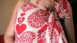 Chustowe ABC – jak zacząć przygodę z noszeniem dzieci w chustach LIFESTYLE, Dziecko - Młode mamy, kierując się komfortem i zdrowiem maleństwa przykładają ogromną wagę do rzeczy, z których korzystać będzie dziecko. Nic dziwnego, że na etapie wyboru pierwszej chusty do kangurowania pojawia się wiele pytań i wątpliwości.