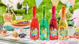 Teraz butelka cała w bąbelkach! Nowe opakowanie Piccolo LIFESTYLE, Dziecko - Piccolo – ekspert od party i dobrej zabawy zmienia się dla dzieci! Od teraz wszyscy mogą cieszyć się nie tylko owocowym i przyjemnie musującym smakiem napoju, ale i butelką w całkowicie nowej, bąbelkowej odsłonie. Uwaga, jest też nowy smak – sprawdźcie kiwi!