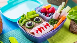 Lunch box – „must have” w plecaku ucznia LIFESTYLE, Dziecko - Drugie śniadanie to absolutny must have, który musi znaleźć się w plecaku ucznia. W jaki sposób zachęcić dziecko do zjedzenia drugiego śniadania, aby nie wróciło wraz z plecakiem w nietkniętej formie? Musi być kolorowo i pysznie!