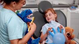 Leczyć czy nie leczyć – poznaj prawdę o mleczakach LIFESTYLE, Dziecko - Leczenie zębów mlecznych swoich pociech dla każdego rodzica powinno być oczywiste. Tymczasem okazuje się, że dla niektórych to temat dyskusyjny – przecież mleczaki i tak wypadną, po co więc je leczyć?