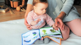 Jak zadbać o prawidłowy jadłospis malucha, który rozpoczął edukację w żłobku? LIFESTYLE, Dziecko - Młody organizm w kluczowym okresie 1000 pierwszych dni życia jest szczególnie podatny na skutki niewłaściwego żywienia, dlatego bardzo ważne jest, by podawane dania zarówno w placówce, jak i w domu zaspokajały szczególne potrzeby dziecka.