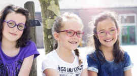 Uważaj na wzrok swojej pociechy! LIFESTYLE, Dziecko - 1,5 miliarda ludzi na całym świecie – ta liczba mówi sama za siebie, a statystki z roku na rok nieubłaganie rosną. Krótkowzroczność to schorzenie dotykające wszystkich, a jej pierwsze symptomy pojawiają się u coraz większej liczby dzieci.