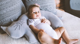 Karmienie piersią - poduszka do zadań specjalnych LIFESTYLE, Dziecko - Każda mama chciałaby, aby zakupione przedmioty były uniwersalne i przydatne zarówno dla niej, jak i dla noworodka. Przykładem może być poduszka do karmienia piersią. To doskonały sposób na uniknięcie kolek u dziecka, a także bólu kręgosłupa u mam.