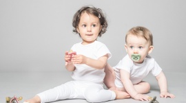 Chcesz być ekorodzicem? Postaw na akcesoria z kauczuku. To materiał, który może LIFESTYLE, Dziecko - Jakiekolwiek wytwarzane z ropy naftowej plastikowe zabawki i akcesoria dziecięce mają dziś fatalną prasę.