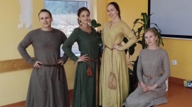 Wolontariusze Ikano Banku z lekcją historii w domu kultury LIFESTYLE, Dziecko - „Gdzie znajduje się najbliższy zamek?” to jedno z pytań, na jakie odpowiadali uczestnicy zabawy w średniowiecznym klimacie. Przygotowali ją i przeprowadzili młodzi ludzie zafascynowani historią, którzy na co dzień pracują w IKEA Bydgoszcz i polskim oddziale Ikano Banku.