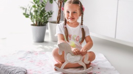 Modne i praktyczne dodatki dla maluszka LIFESTYLE, Dziecko - Modne wzory często przemijają, jednak niektóre są ponadczasowe. Są też takie, które wywołują w nas cudowne wspomnienia, które kojarzą się nam z własnym dzieciństwem.