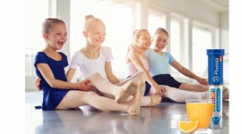Elektrolity tylko latem? Obalamy mity! LIFESTYLE, Dziecko - Wszyscy wiemy, że lato to czas, w którym należy pamiętać o uzupełnianiu elektrolitów. Wszak wysoka temperatura powoduje, że się odwadniamy, a przez to osłabiamy organizm. A to nie jedyna sytuacja, w której trzeba pamiętać o tych ważnych składnikach.