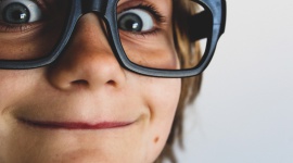Edukacja w Polsce w czasie koronawirusa LIFESTYLE, Dziecko - Od poniedziałku prawie 70% polskich uczniów rozpoczęło naukę online z nauczycielem. Jak wskazuje badanie przeprowadzone przez Brainly, pomimo dwutygodniowej przerwy, prawie wszyscy uczniowie nadal mają zadawane prace domowe i w pełni korzystają z nauki przez internet.