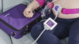 Zadbaj o bezpieczeństwo w ciąży! Zamów już dziś mobilne KTG Pregnabit LIFESTYLE, Dziecko - Badanie KTG to „złoty standard” opieki okołoporodowej wykonywane obowiązkowo u każdej kobiety w III trymestrze ciąży. Dzięki telemedycznemu urządzeniu KTG Pregnabit, badanie można wykonać o każdej porze, w zaciszu swojego domu.