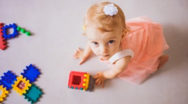 Dieta roczniaka to poważna sprawa – co podawać dziecku, które skończyło roczek? LIFESTYLE, Dziecko - Twoje roczne dziecko zna już smak większości warzyw, owoców i mięsa. Chociaż przed nim wciąż wiele do odkrycia, kluczowym elementem jadłospisu po 1. urodzinach nadal powinno być mleko. Dowiedz się, dlaczego.