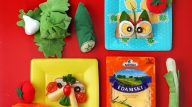 Gotowanie z dziećmi - jak zaangażować najmłodszych do wspólnego gotowania? LIFESTYLE, Dziecko - Chcesz zaangażować swoje dzieci do wspólnego przyrządzania posiłków? Najlepiej zacznij angażować je w gotowanie już od małego. Przedstawiamy listę czynności dostosowanych do wieku i umiejętności maluchów.