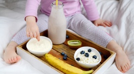 Szybko, ale nadal zdrowo – czyli dieta dziecka w czasach pandemii LIFESTYLE, Dziecko - Przygotowanie każdego dnia 5 zbilansowanych posiłków dla całej rodziny jest wyzwaniem. Być może parę dietetycznych patentów pozwoli zaoszczędzić chociaż kilka minut w ciągu dnia. Wielkimi krokami zbliża się Dzień Matki i Dzień Dziecka.