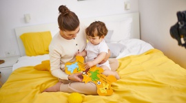 Bebiko Junior to więcej niż mleko! LIFESTYLE, Dziecko - Podobnie jak mleko krowie jest cennym źródłem wapnia, a do tego zawiera m.in. do 155 razy więcej witaminy D, 12 razy więcej żelaza czy 6 razy więcej jodu niż mleko krowie.
