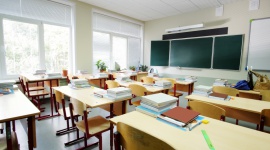Szkoły rozpoczęły wakacyjne inwestycje jeszcze przed ostatnim dzwonkiem LIFESTYLE, Dziecko - Choć w tym roku dzieci nie usłyszały ostatniego dzwonka, to placówki edukacyjne nie zmieniły wakacyjnych planów. Gdy uczniowie odpoczywają, szkoły działają prężnie, aby jak najlepiej przygotować się na ich powrót we wrześniu. W co inwestują?