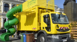 Biedronka wspiera ekologiczną podróż śmieciarki Mieci po polskim wybrzeżu LIFESTYLE, Dziecko - Jak wygląda proces recyklingu? Dlaczego warto segregować plastikowe butelki? Na te oraz podobne pytania, odpowiedzi uzyskają turyści wypoczywający nad polskim morzem dzięki ekologicznej kampanii edukacyjnej.