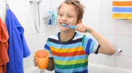 Jak oszczędzać wodę i jak zaangażować w to dzieci? LIFESTYLE, Dziecko - Woda wpływa na niemal każdy aspekt naszego życia i jest nam niezbędna do egzystencji. Dlatego oszczędzanie wody powinno być codziennym nawykiem każdego z nas, a także jednym z priorytetów w edukacji proekologicznej młodego pokolenia.