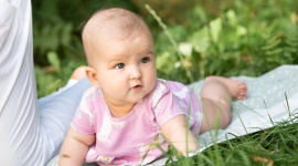 Jak ubrać niemowlaka latem? Bezpieczne i wygodne ubranka Endo na każdą pogodę. LIFESTYLE, Dziecko - Typowe, polskie lato – raz upalne, innym razem chłodne – powoduje u wielu rodziców dylemat, jak ubrać niemowlaka, żeby nie było mu za ciepło lub za zimno.