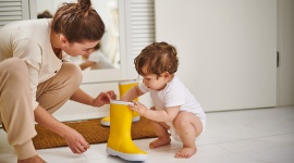 Dieta dopasowana do potrzeb małego dziecka – czyli jaka? LIFESTYLE, Dziecko - Menu juniora w wieku 1-3 lata powinno być bogate w niezbędne do prawidłowego rozwoju składniki – łatwo to powiedzieć, trudniej jednak zrobić. Jak zatem komponować jadłospis małego smakosza, aby był dopasowany do jego wyjątkowych potrzeb?