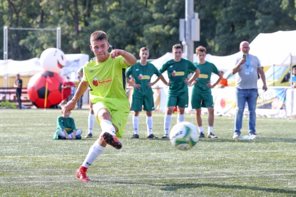 Biedronka oklaskuje nowych Mistrzów Polski w Piłce Nożnej LIFESTYLE, Dziecko - W deszczu konfetti i rytmie „We are the champions” mistrzowski puchar – nie kryjąc krzyku radości i łez wzruszenia – wznieśli młodzi zawodnicy z Kołaczkowa.