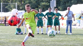 Biedronka oklaskuje nowych Mistrzów Polski w Piłce Nożnej LIFESTYLE, Dziecko - W deszczu konfetti i rytmie „We are the champions” mistrzowski puchar – nie kryjąc krzyku radości i łez wzruszenia – wznieśli młodzi zawodnicy z Kołaczkowa.