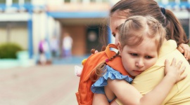 Stres szkolny – zmora dzieci i młodzieży. Jak z nim walczyć? LIFESTYLE, Dziecko - Rozpoczęcie edukacji czy powrót do szkoły bywa dla dziecka trudny. Uczniowie muszą wrócić do spędzania dnia w szkole i odrabiania lekcji. Dla jednych jest to radość, ale niektórym dzieciom może towarzyszyć lęk. Jak pomóc dziecku pokonać stres i nauczyć radzić sobie z emocjami?