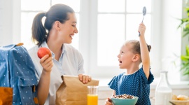 Smacznie i zdrowo – na dzień dobry! LIFESTYLE, Dziecko - Znaczenie śniadania, zwłaszcza w przypadku dzieci, jest nie do przecenienia. Często jednak, przekonanie najmłodszych do zdrowego, porannego posiłku okazuje się wymagającym zadaniem. Sporym wyzwaniem może też stać się przygotowanie śniadania do „pudełka” .