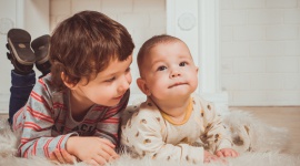 Odkryj powody, dla których warto, aby kaszka na stałe zagościła w menu malucha LIFESTYLE, Dziecko - Dowiedz się, dlaczego kaszka – zaraz po warzywach i owocach – powinna stać się ważnym elementem jadłospisu niemowlęcia.